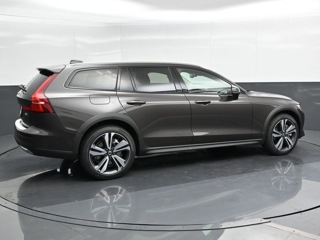 2025 Volvo V60 Cross Country B5 Plus photo 2