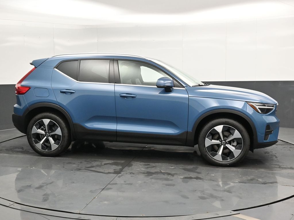 2025 Volvo XC40 Core photo 3