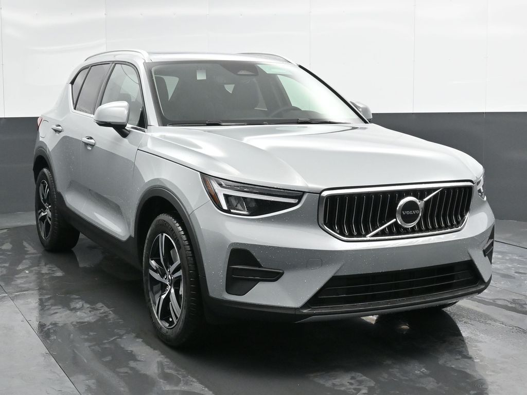 2025 Volvo XC40 Core photo 3