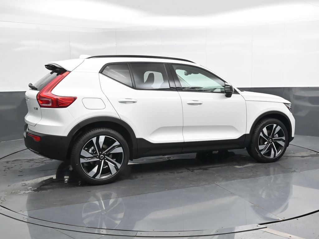 2026 Volvo XC40 photo 2