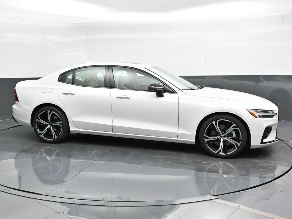 2024 Volvo S60 B5 Plus photo 3