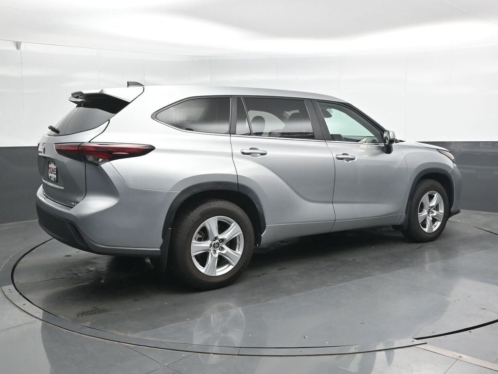 Used 2024 Toyota Highlander LE SUV