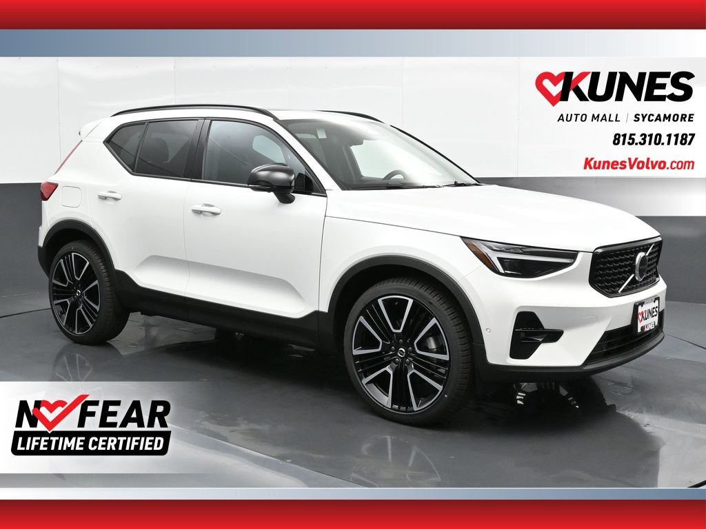 2025 Volvo XC40 B5 Plus Dark AWD's photo