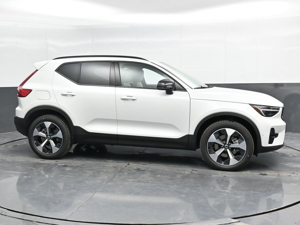 2025 Volvo XC40 Plus photo 2