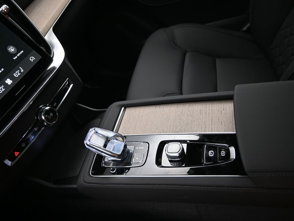 2026 Volvo XC90 Plus - Photo 17
