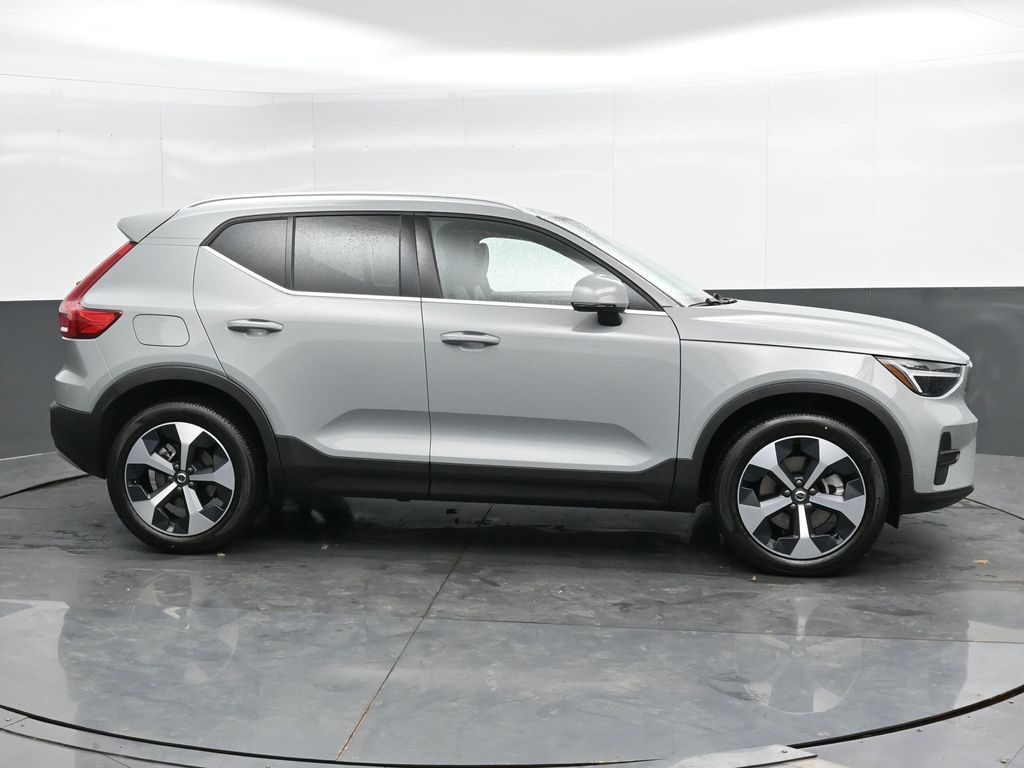 2025 Volvo XC40 Core photo 3