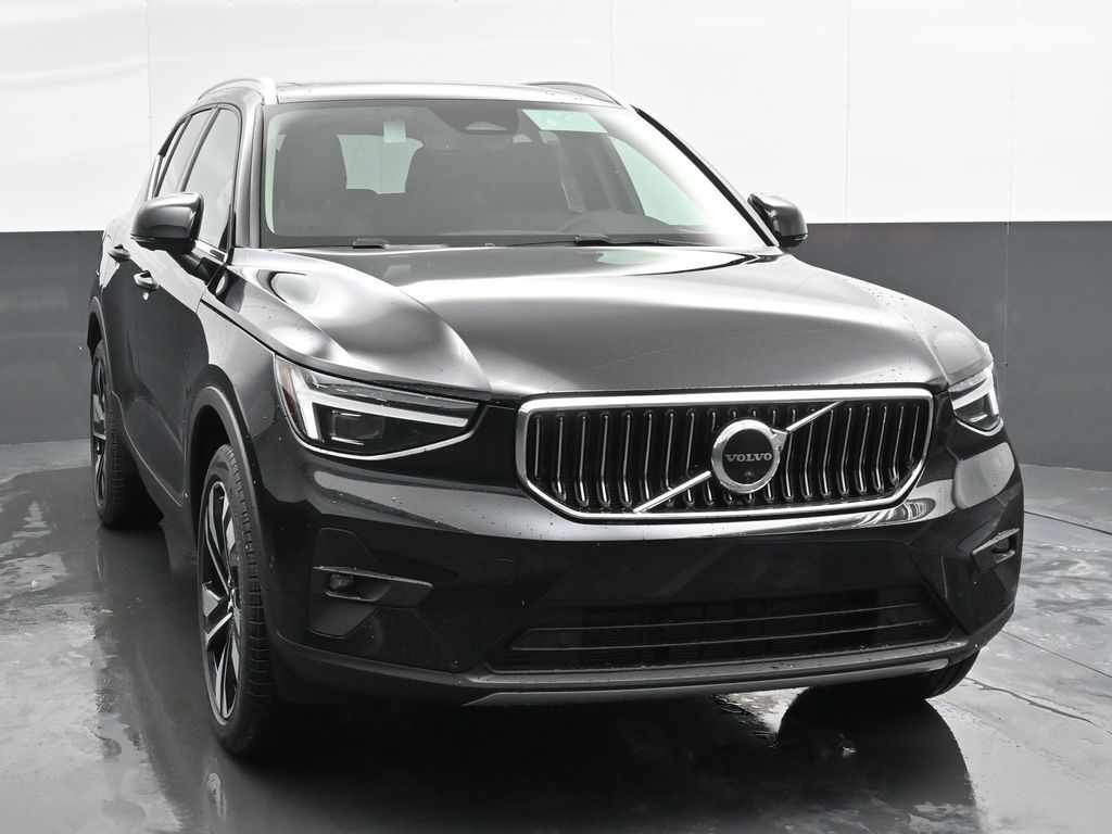 2025 Volvo XC40 photo 2