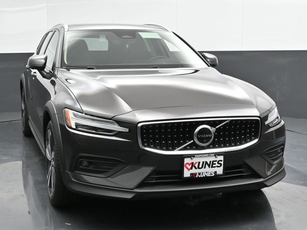 2025 Volvo V60 Cross Country B5 Plus photo 4