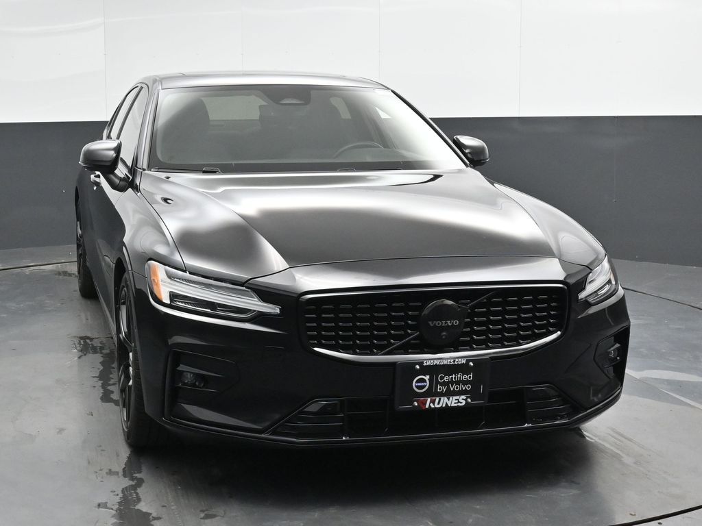 2024 Volvo S60 B5 Plus Black Edition photo 4