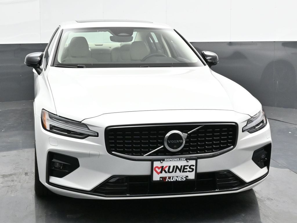 2024 Volvo S60 B5 Plus photo 4
