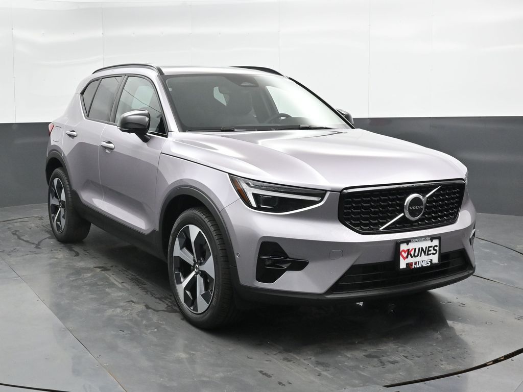 2026 Volvo XC40 Plus photo 3