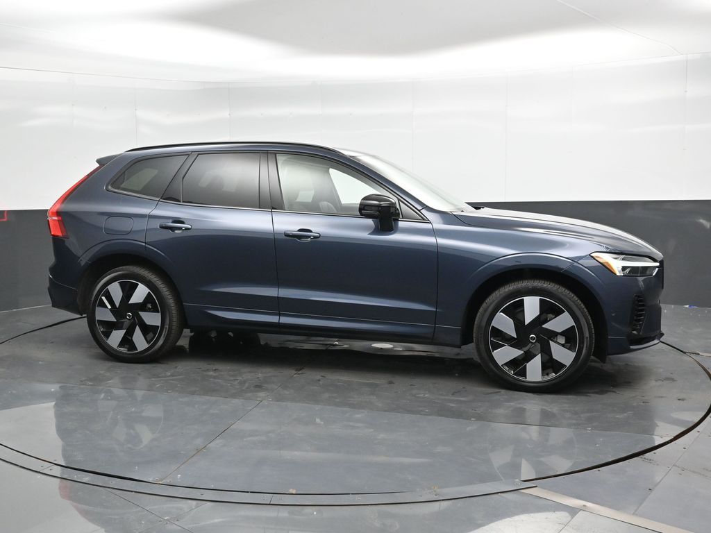 2025 Volvo XC60 Hybrid T8 Plus photo 3