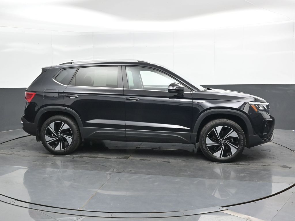 2024 Volkswagen Taos SE photo 3