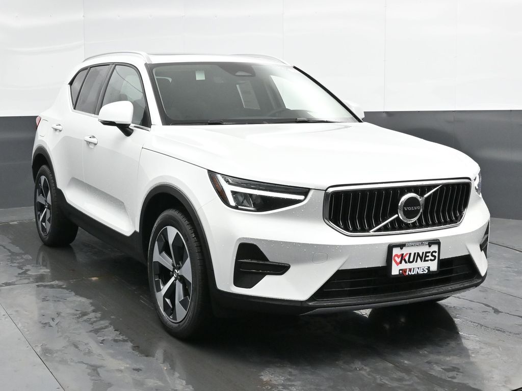 2025 Volvo XC40 Core photo 3