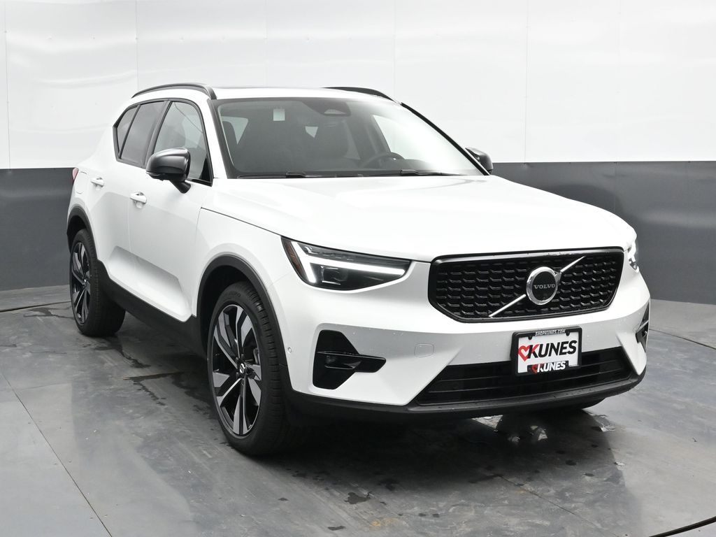 2025 Volvo XC40 Plus photo 3
