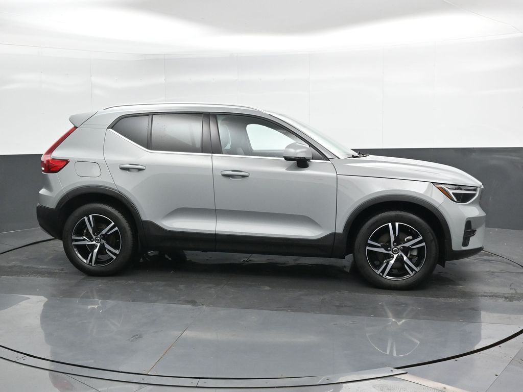 2025 Volvo XC40 Core photo 3
