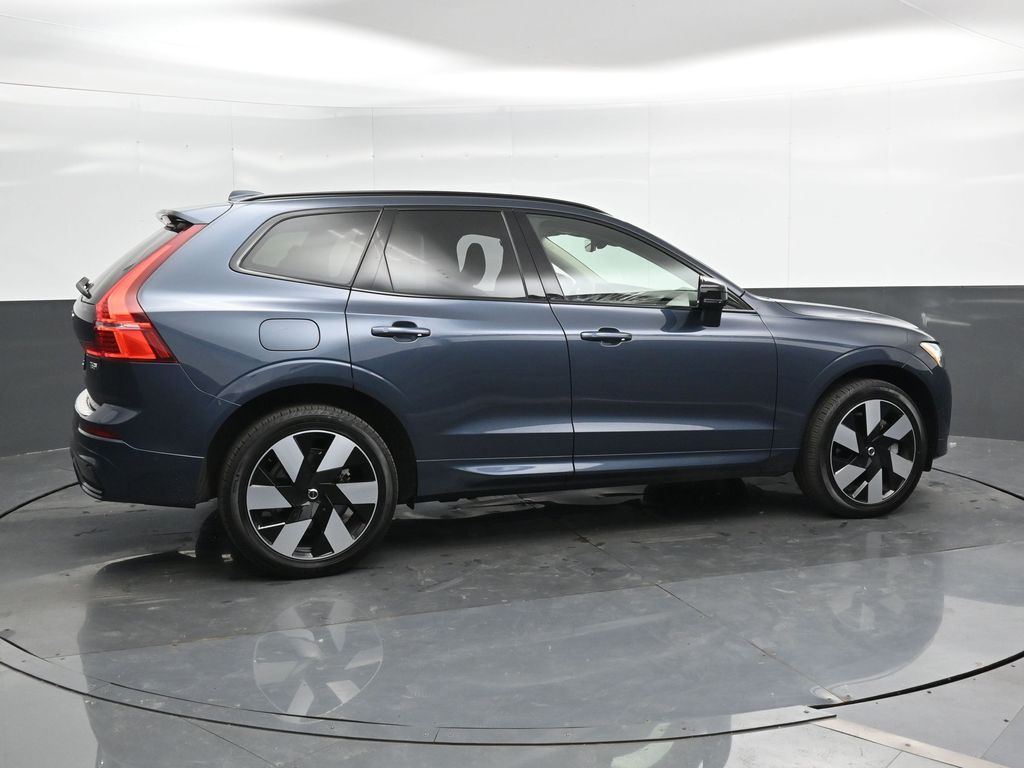 2025 Volvo XC60 Hybrid T8 Plus photo 2