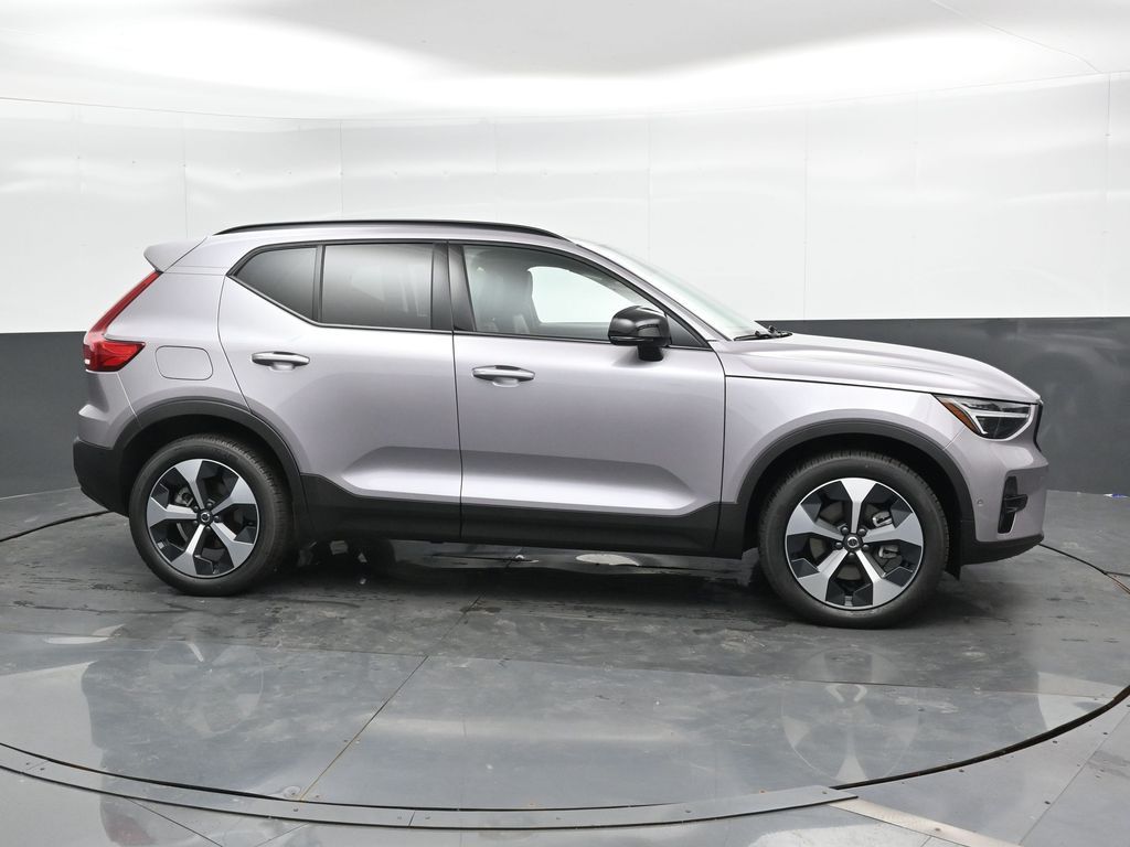 2026 Volvo XC40 Plus photo 2