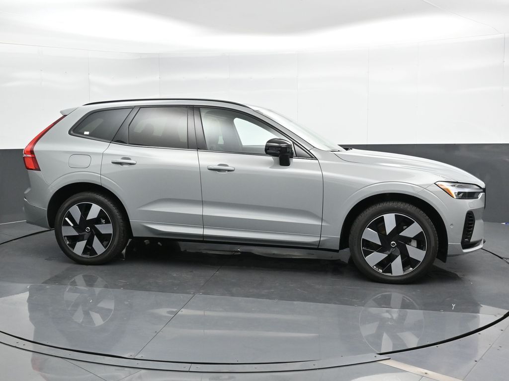 2024 Volvo XC60 Recharge Hybrid T8 Plus photo 3