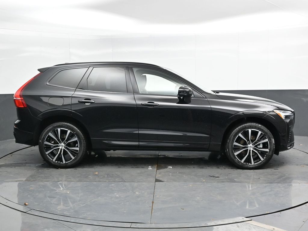 2025 Volvo XC60 B5 Plus photo 3