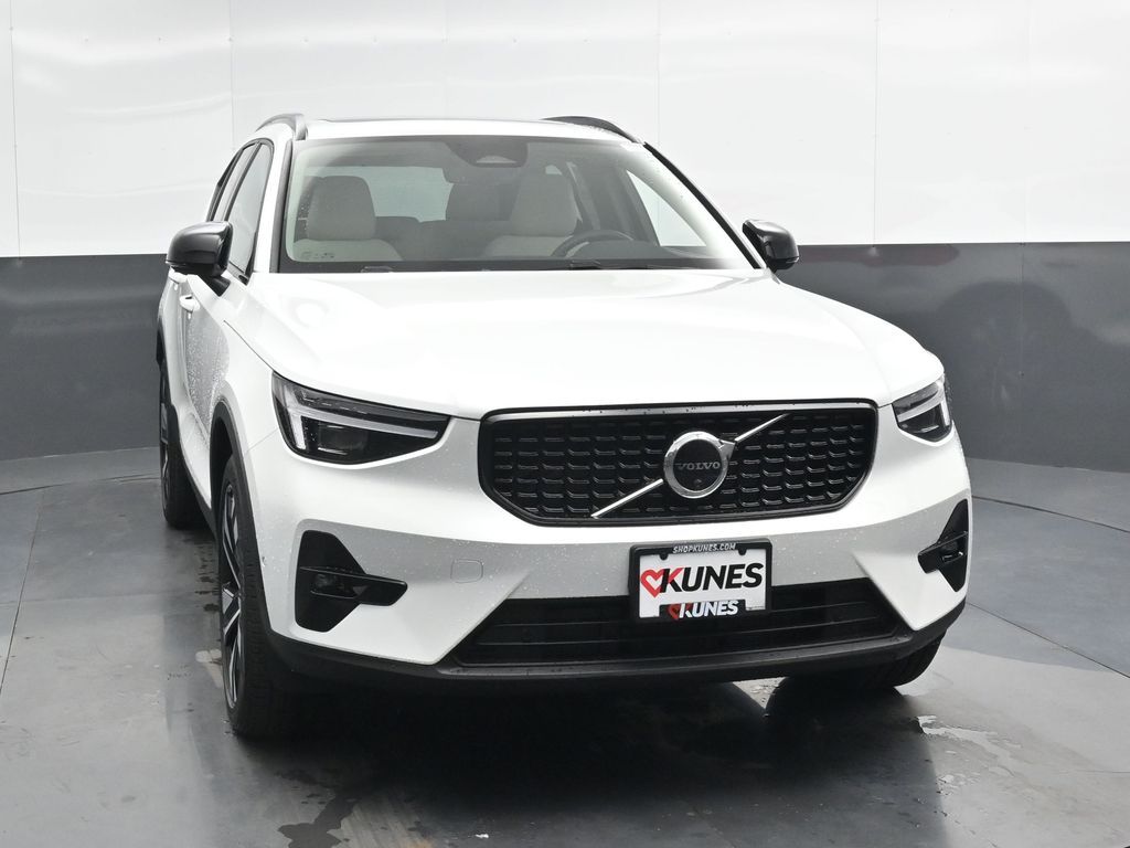 2026 Volvo XC40 photo 4