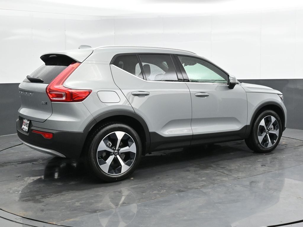 2025 Volvo XC40 Core photo 2