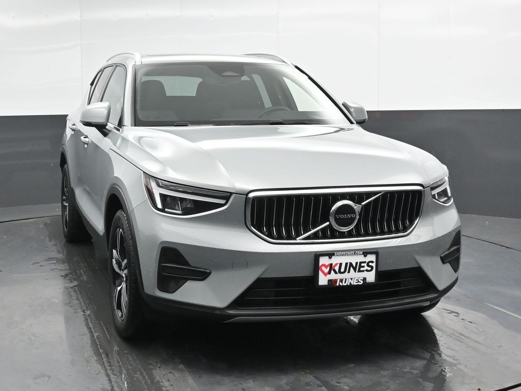 2025 Volvo XC40 Core photo 4