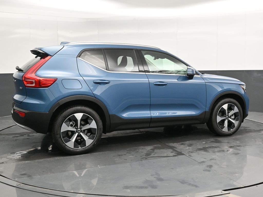 2025 Volvo XC40 Core photo 2