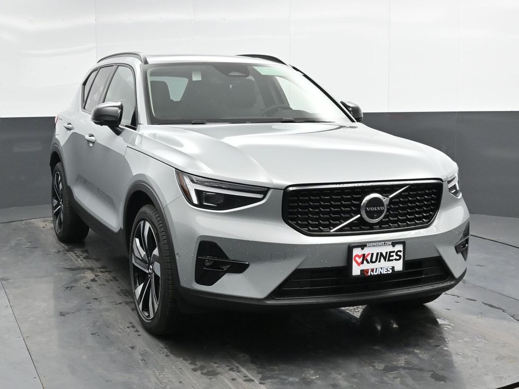 2025 Volvo XC40 photo 4