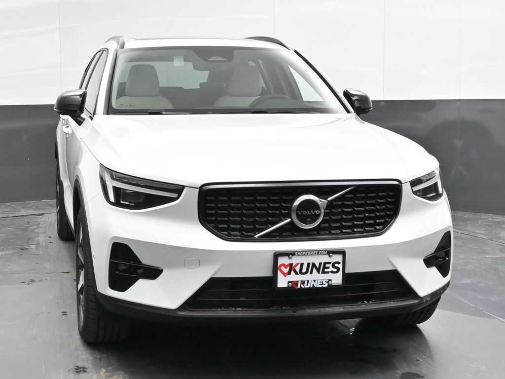 2025 Volvo XC40 Plus photo 3