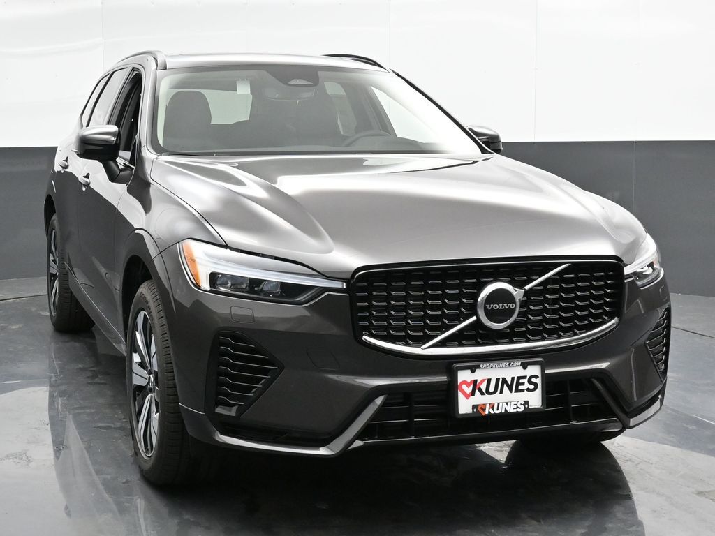 2025 Volvo XC60 Hybrid T8 Core photo 3