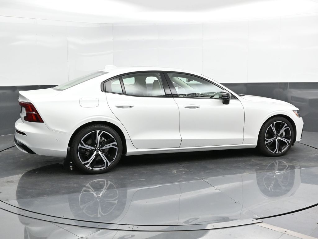 2024 Volvo S60 B5 Plus photo 2