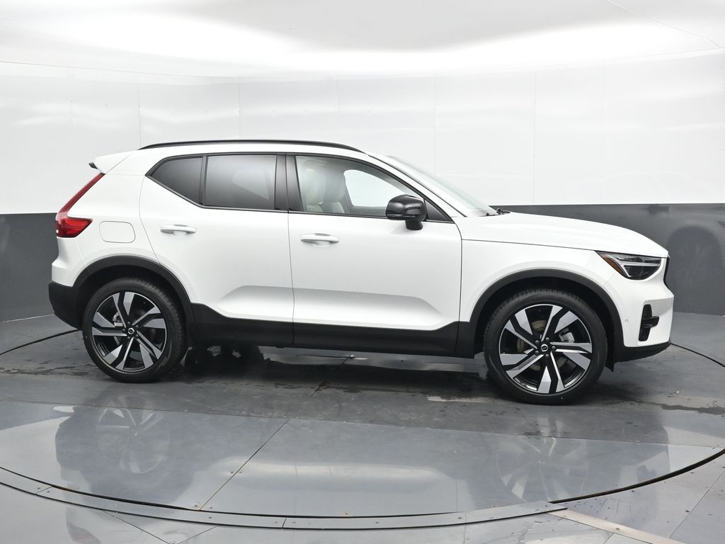 2026 Volvo XC40 photo 3