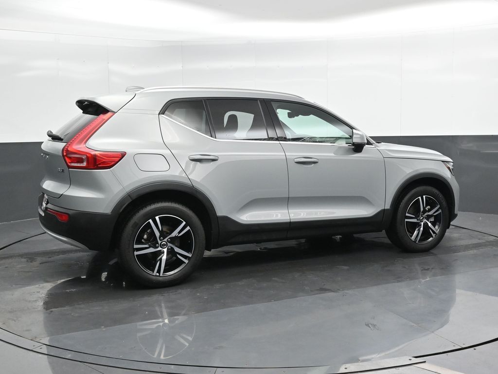2025 Volvo XC40 Core photo 2