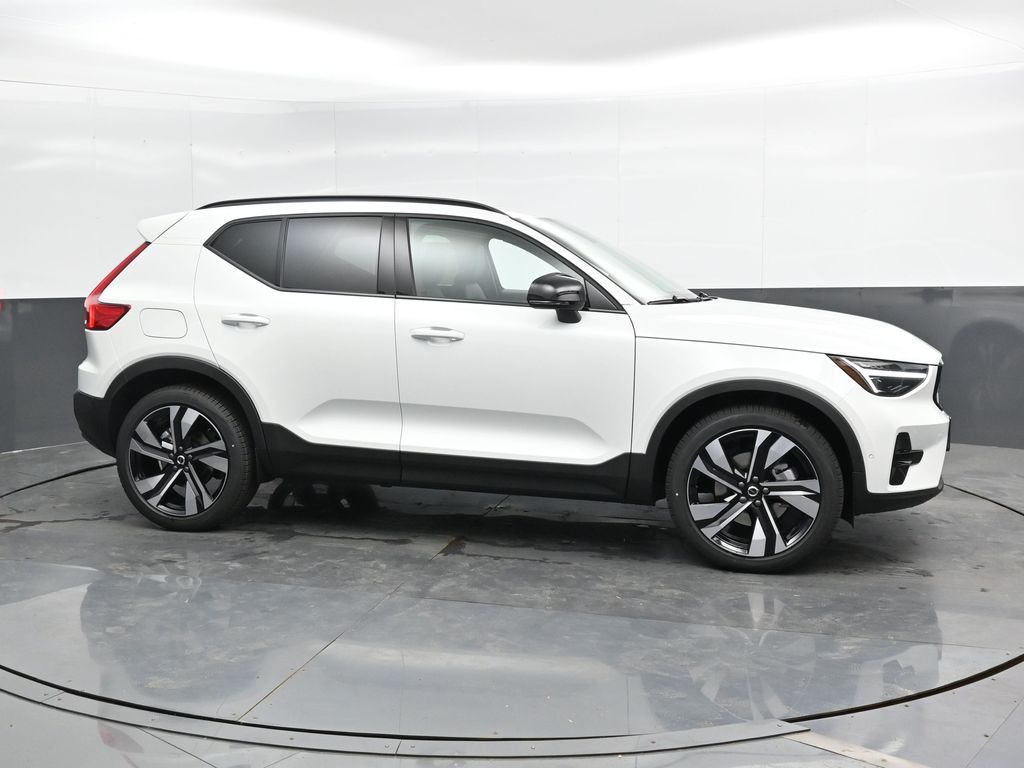 2025 Volvo XC40 Plus photo 2