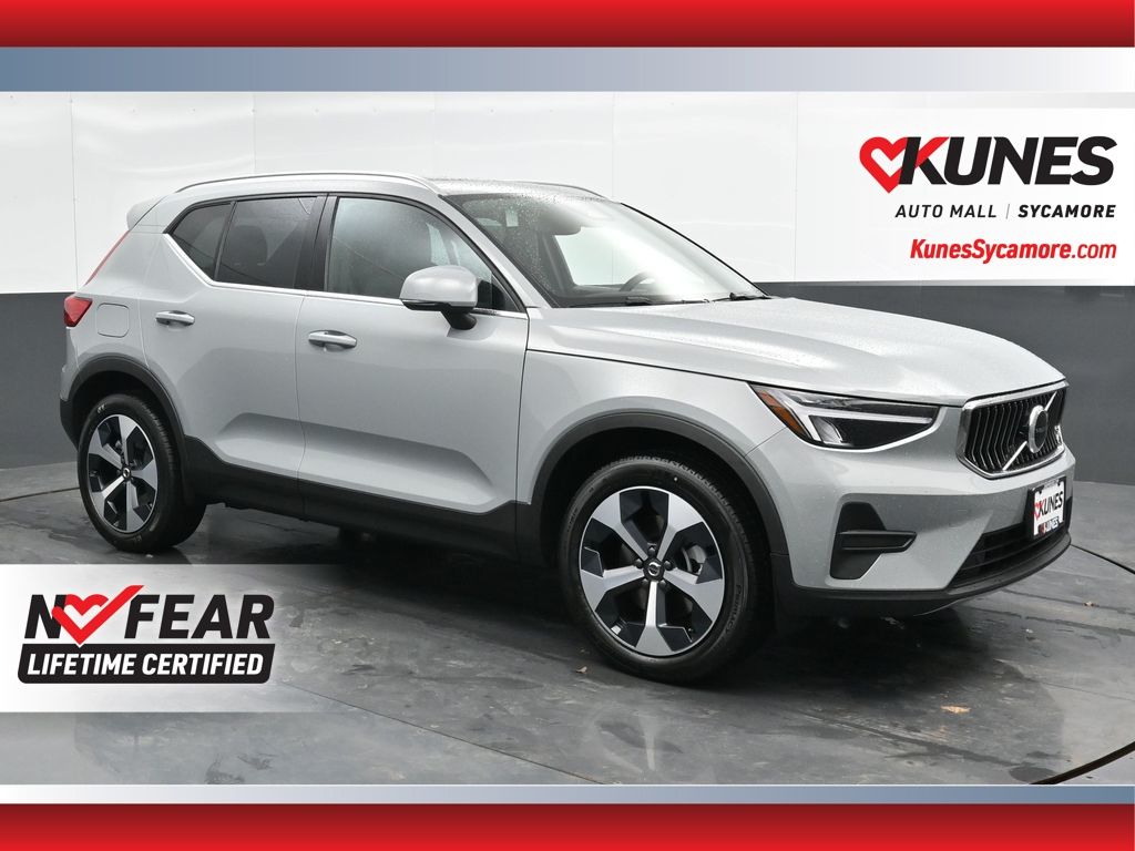 2025 Volvo XC40 B5 Core Bright Theme
