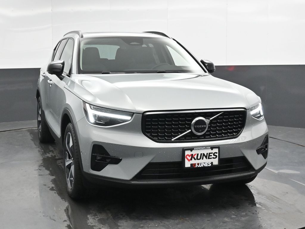 2026 Volvo XC40 Plus photo 2