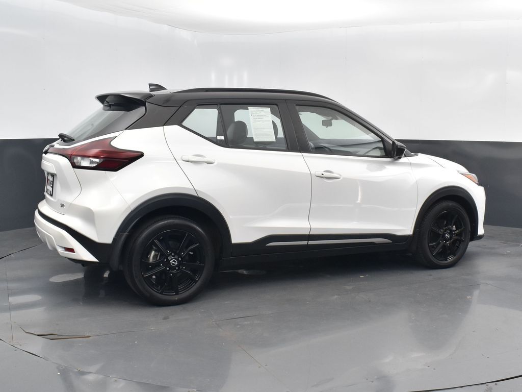 2023 Nissan Kicks SR photo 2