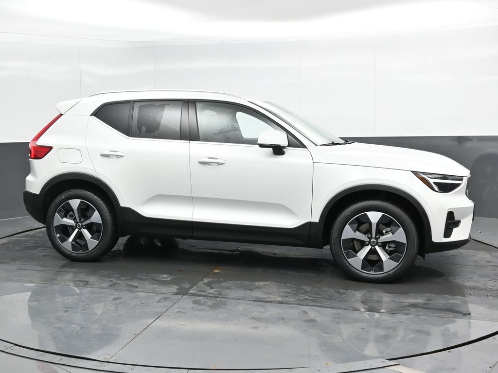 2025 Volvo XC40 Core photo 2