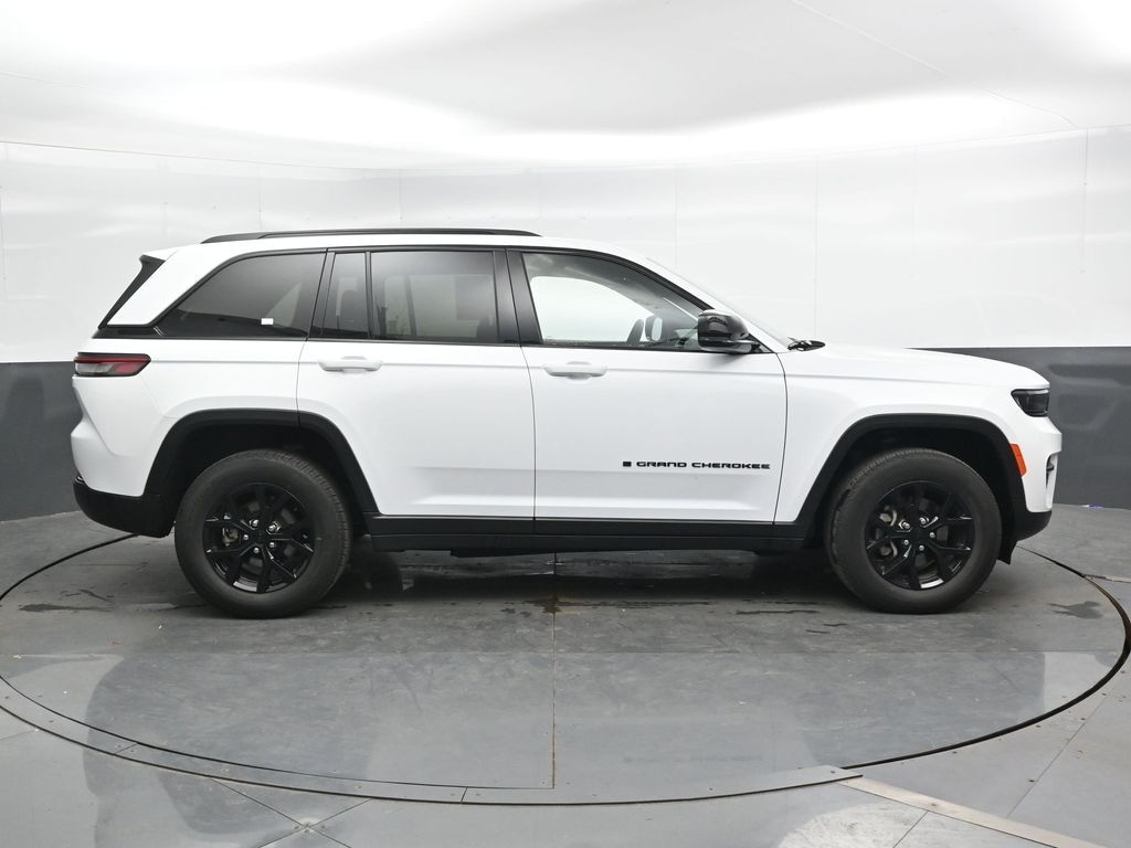 Used 2025 Jeep Grand Cherokee Laredo SUV
