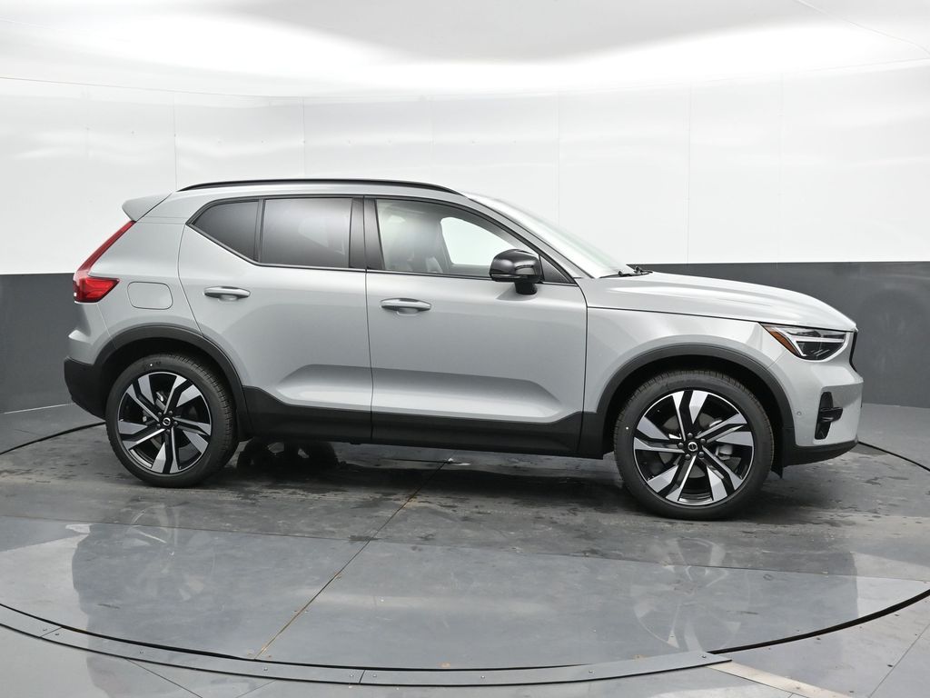 2025 Volvo XC40 photo 3