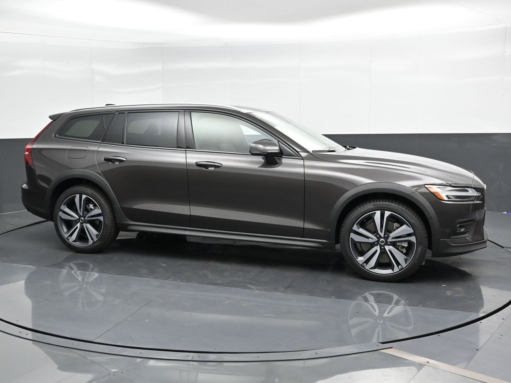 2025 Volvo V60 Cross Country B5 Plus photo 3