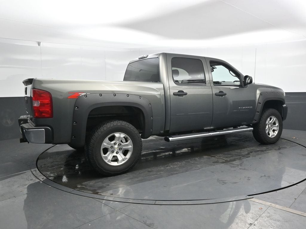 Used 2011 Chevrolet Silverado 1500 LT with VIN 1GCPKSE38BF132110 for sale in Sycamore, IL