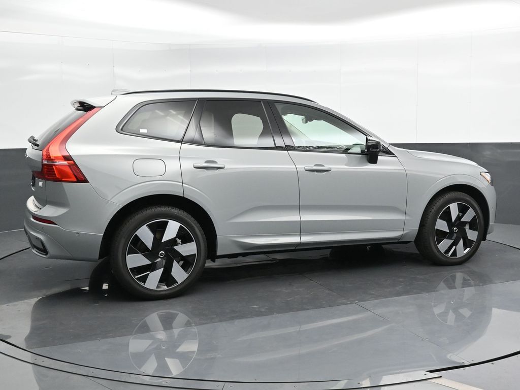 2024 Volvo XC60 Recharge Hybrid T8 Plus photo 2