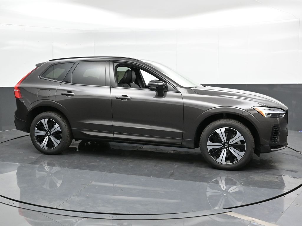 2025 Volvo XC60 Hybrid T8 Core photo 2