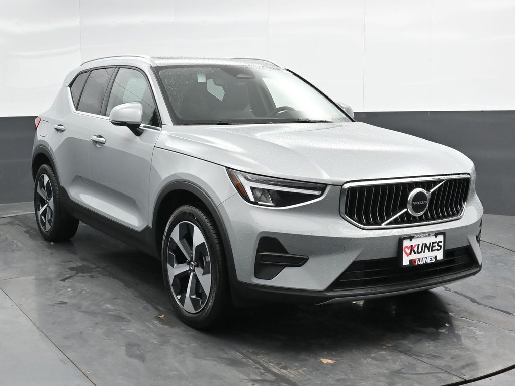 2025 Volvo XC40 Core photo 4