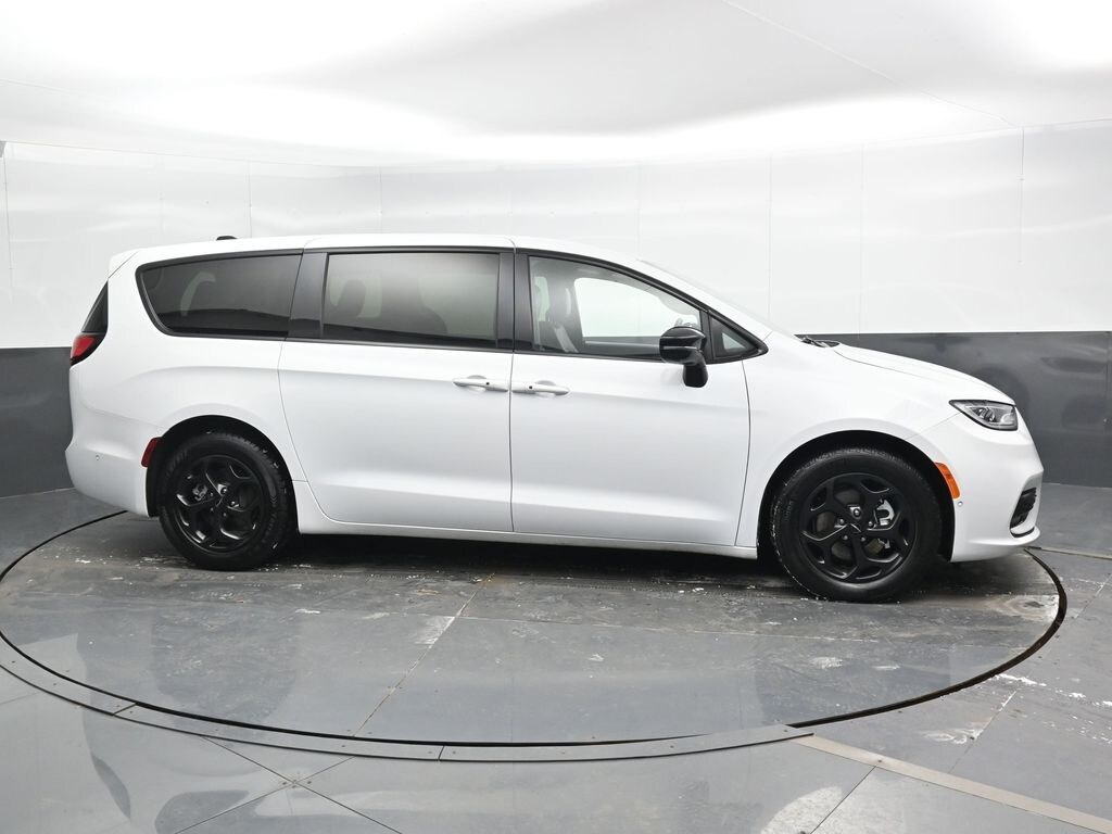 Used 2024 Chrysler Pacifica Plug-In Hybrid Select Van Passenger Van
