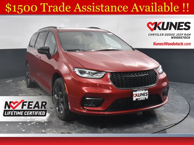 2026 Chrysler Pacifica Select's photo