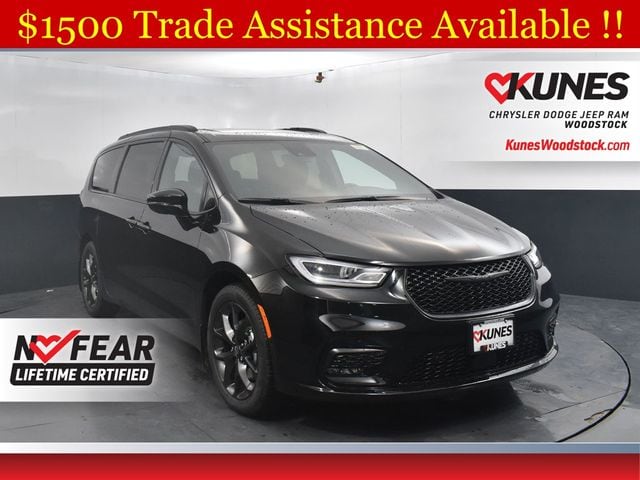 2026 Chrysler Pacifica Select's photo