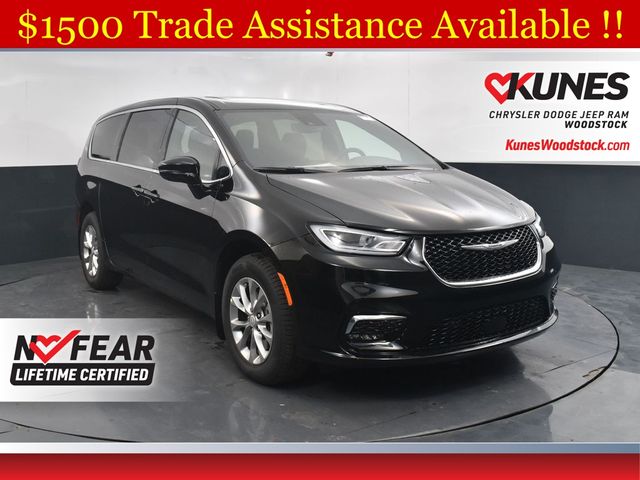 2026 Chrysler Pacifica Select's photo